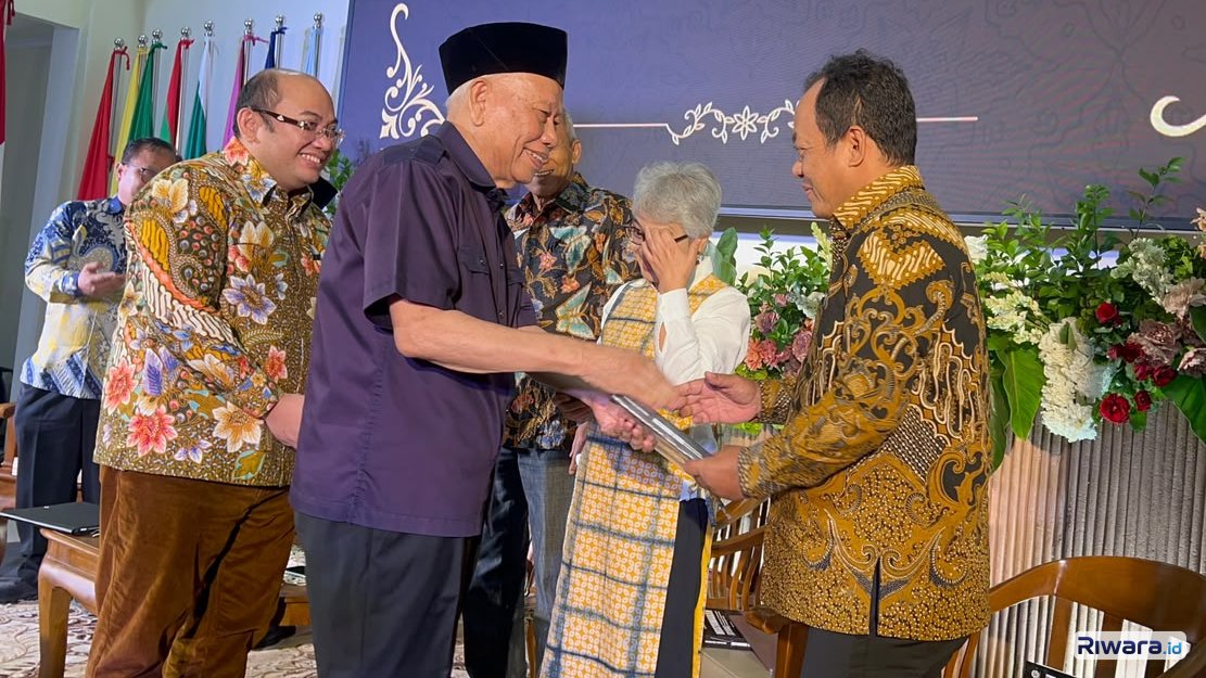 MantanKetua Mahkamah Agung RI Periode 2001-2008 Ketua Dewan Pers 2010-2016 Prof Dr Bagir Manan SH MCL menyerahkan buku  Musyawarah Syura Politik Hukum Pembentukan Perundang-undangan yang Dikehendaki Publik karya Prof Dr Bambang Saputra di Kampus Unpad
